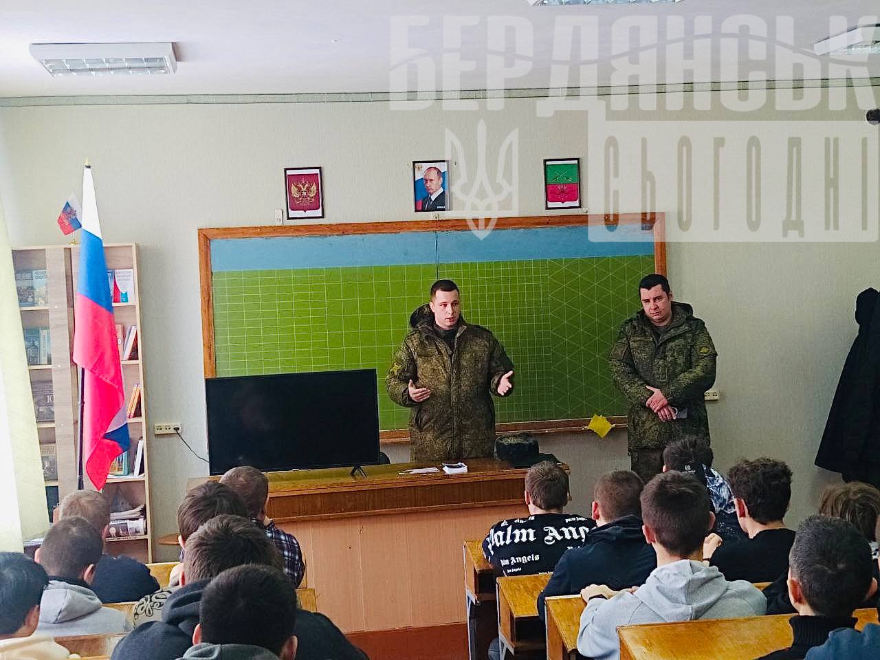 От чина направо в армията: учениците от професионалните учебни заведения в Бердянск са вербувани от окупаторите като доброволци за фронта