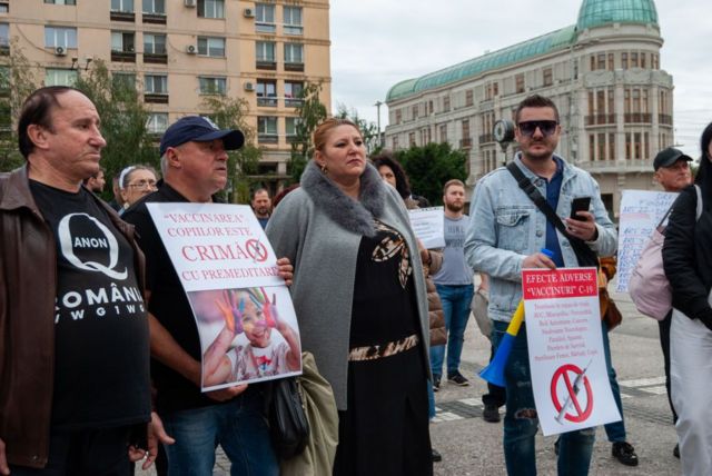 Диана Шошоака (на снимката по време на митинг срещу ваксинирането) вече е под санкции в Украйна
