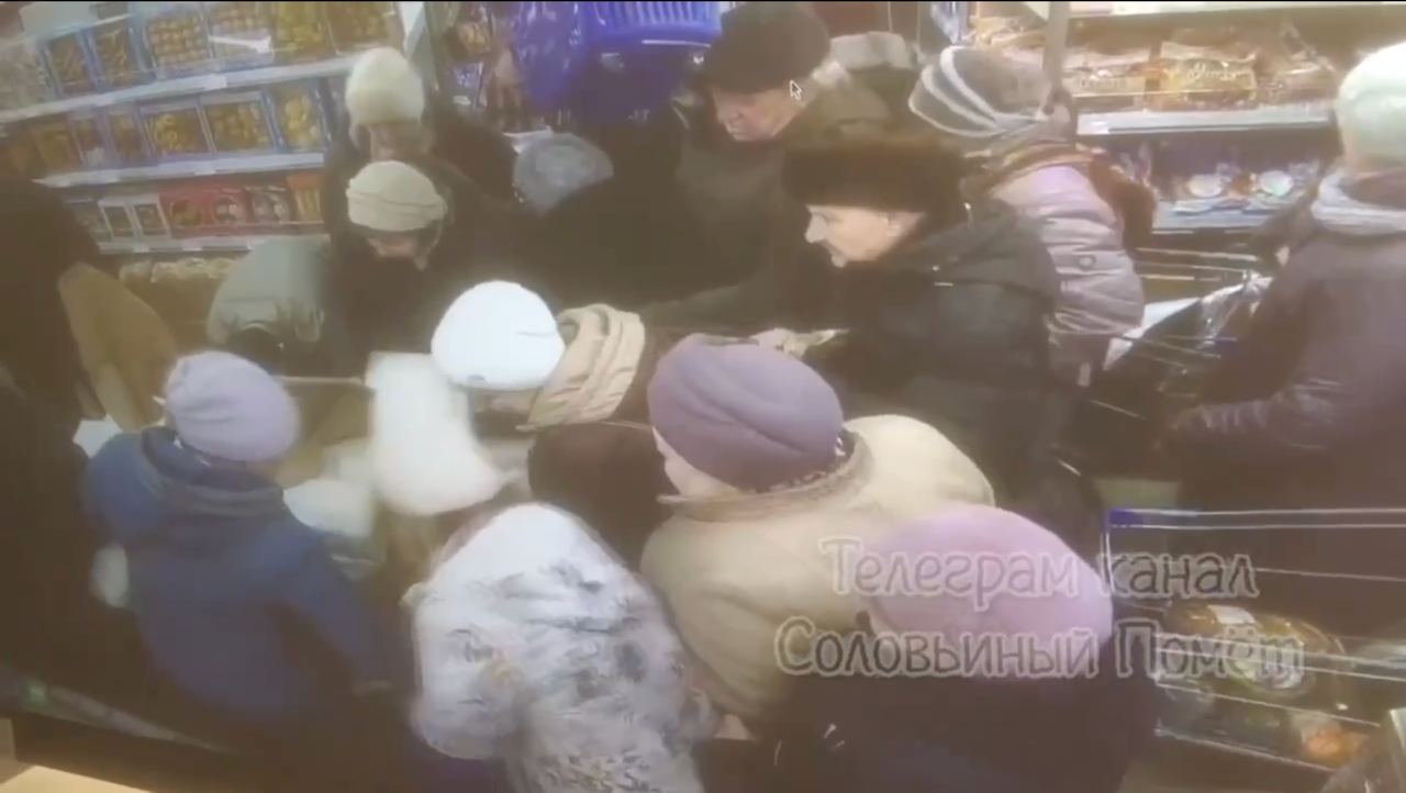 Илюстрация на руското величие: в магазините на Рибинск хората се сблъскаха заради захарта, която се продаваше на специална оферта.