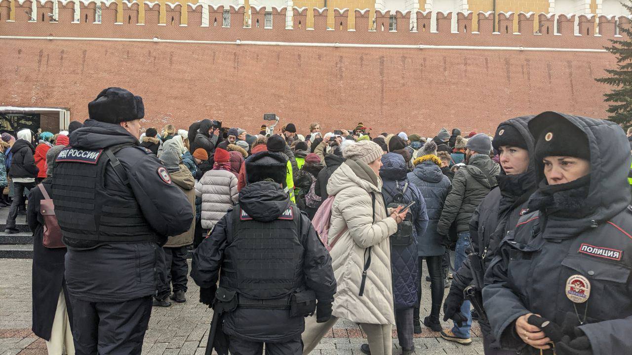 Митингът на съпругите на мобилизирани пред стените на Кремъл завърши с арести
