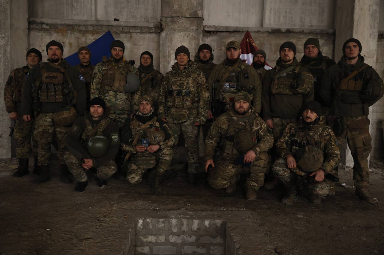 Командирът на групировката на оперативно-стратегическите войски на “Хортица” Александър Сирски отново пристигна на фронта, за да разговаря с украинските войници и да им благодари за титаничните усилия за отбраната на Украйна.