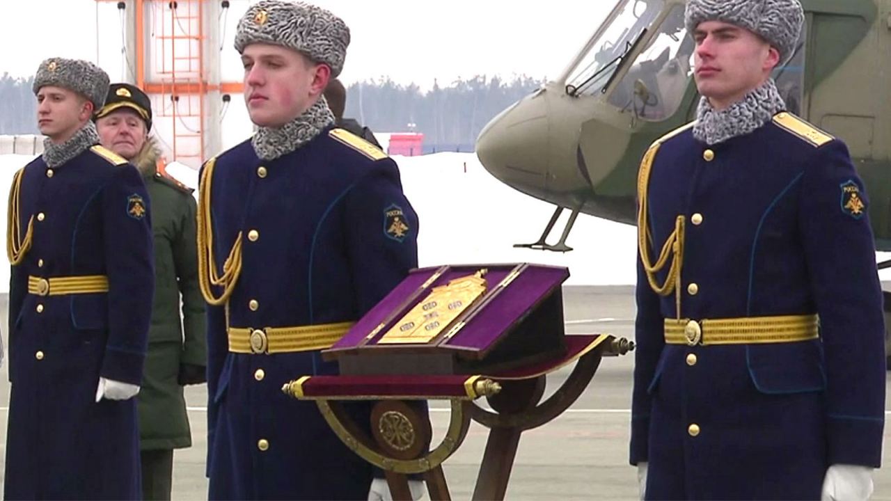 След загубата на няколко самолета в рамките на една седмица Путин подари на руската военна авиация икона.