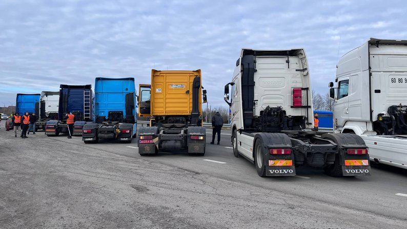 Близо 2500 камиона чакат на опашки на полската граница