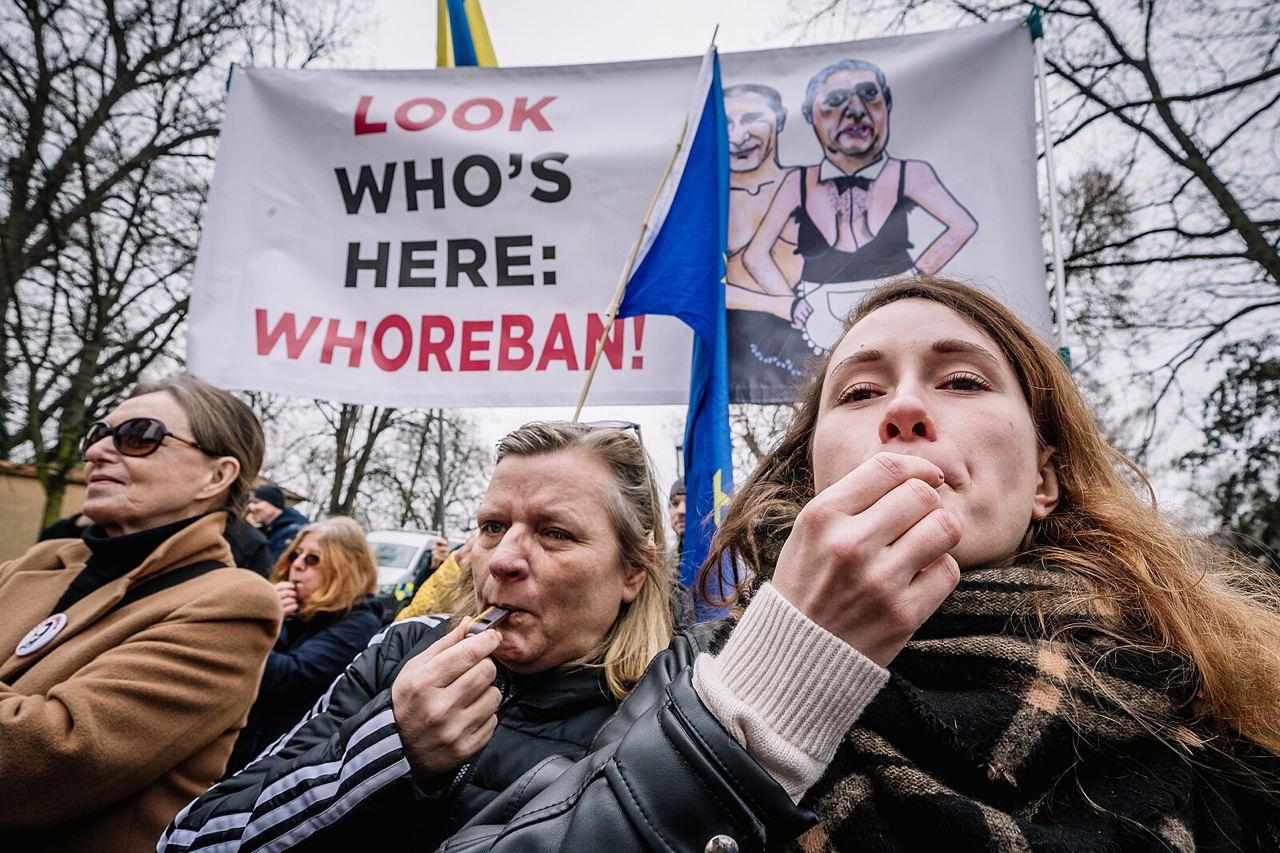 Премиерите на Словакия и Унгария бяха посрещнати в Прага с протест с плакати “Фицо, прибирай се в русия”, “Фицо + Орбан – страхливи поддръжници на путин” и др.
