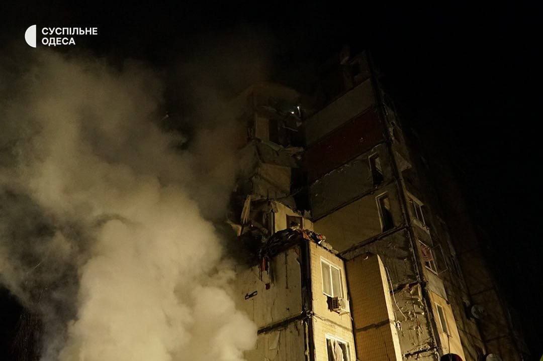 Одеса. В резултат на нападение на руските терористи е разрушена 9-етажна сграда.