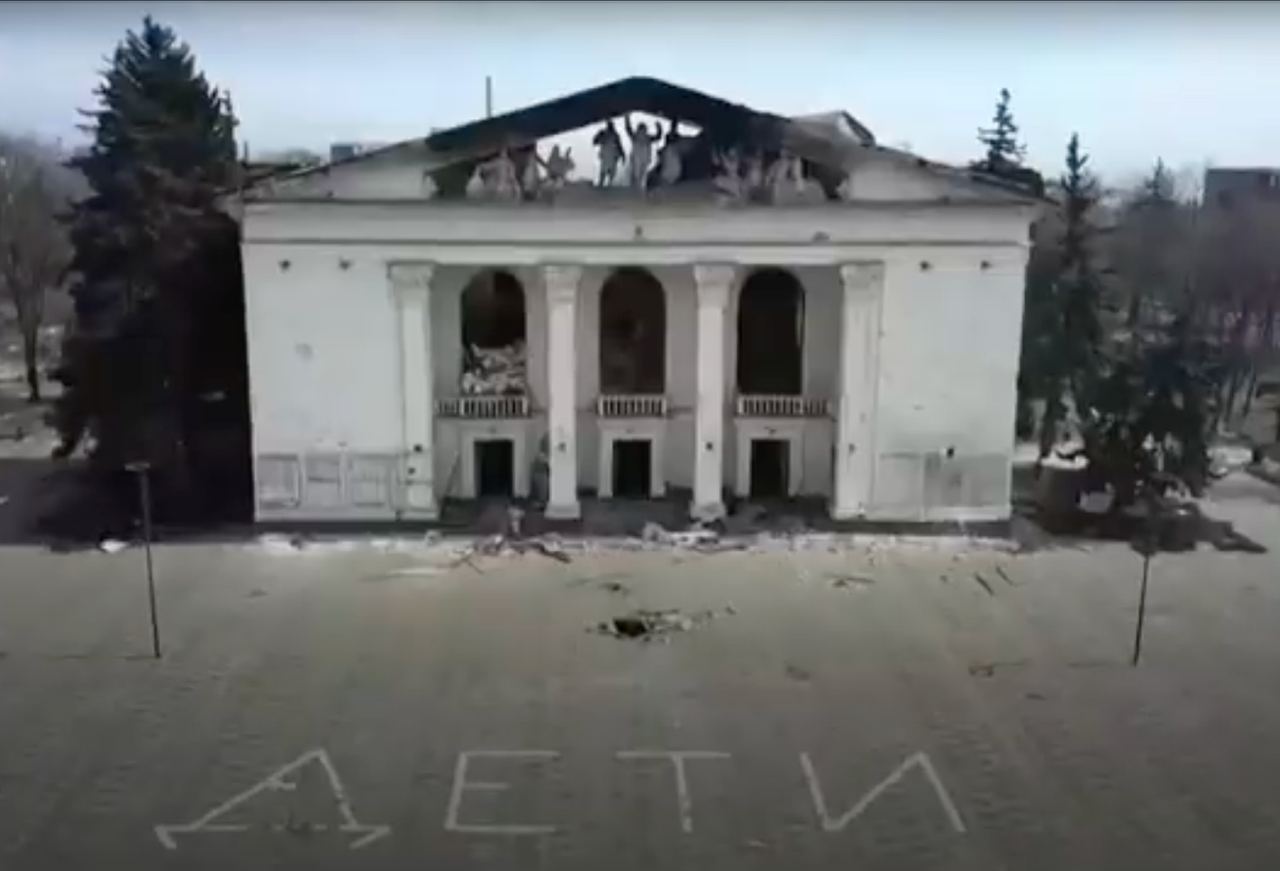 Дори надписът „ДЕЦА” не ги спря: преди две години руснаците хвърлиха авиационна бомба върху театър в Мариупол (видео)