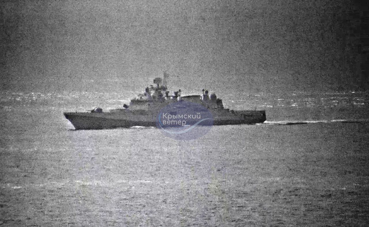 На снимката е руската фрегата „Адмирал Григорович“ край бреговете на Алжир след като е съпроводила от Средиземно море корабите Sparta IV и Yaz.