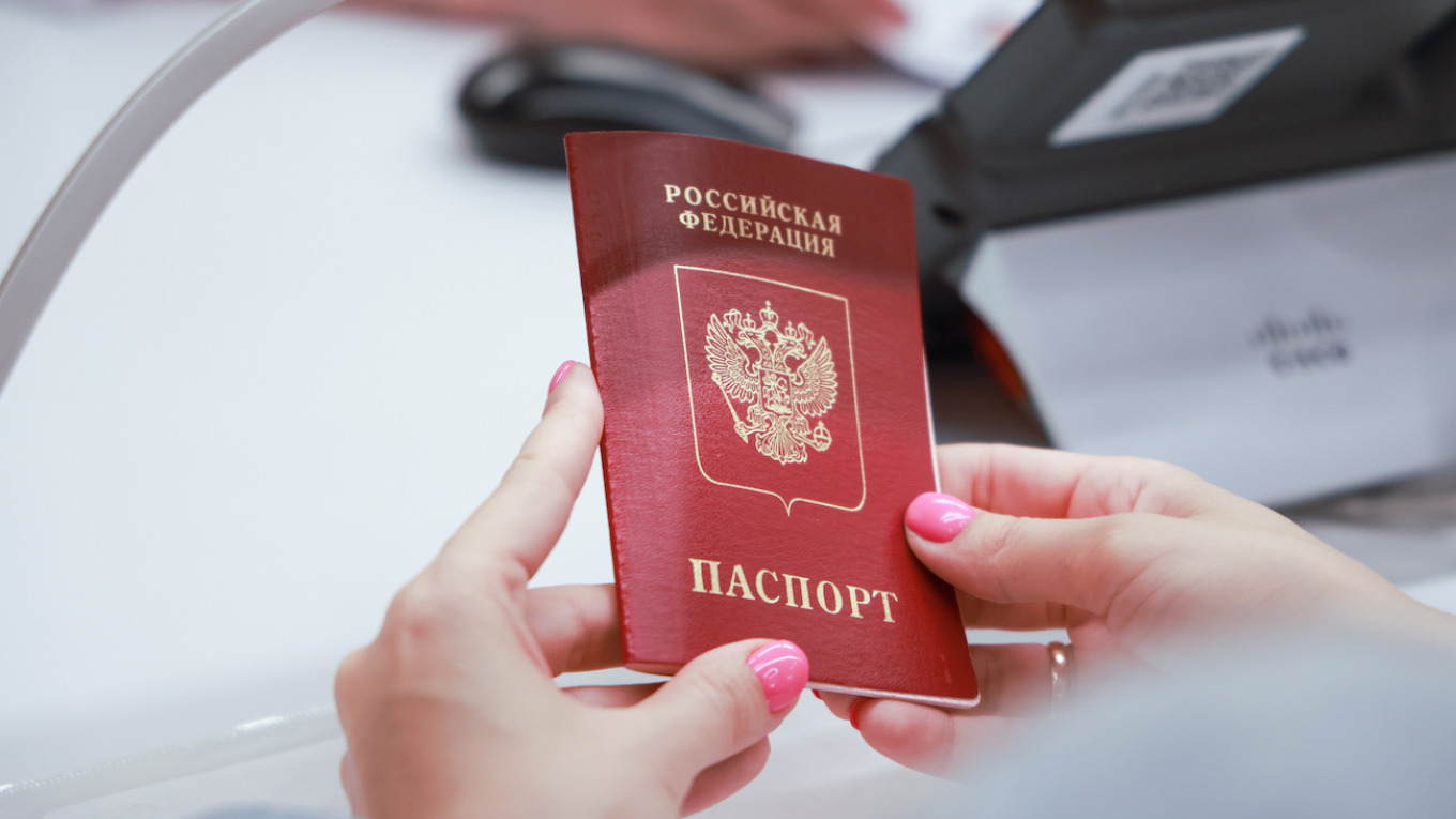 Окупаторите принудително “паспортизираха” повече от 4 милиона украинци.