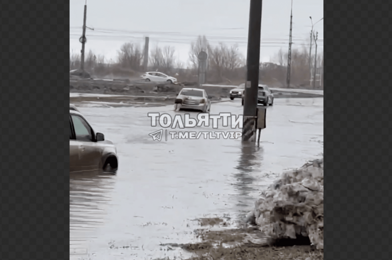 Трамвайните релси и пътищата са наводнени: Руската Самара се превръща във Венеция (видео)
