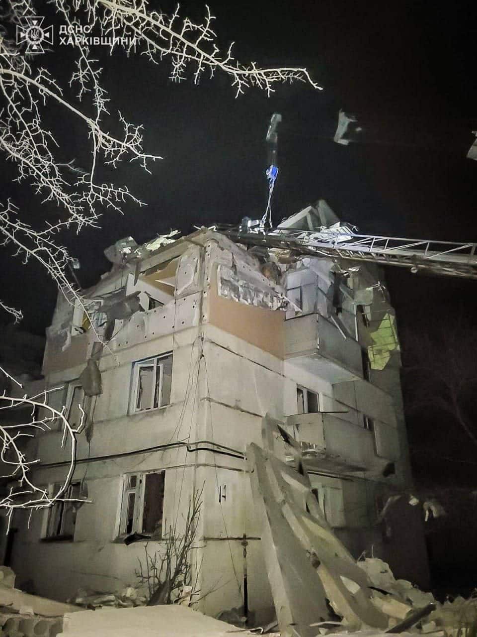 Тази вечер руската вражеск авиация хвърли управляема авиационна бомба върху жилищен район на Купянск.