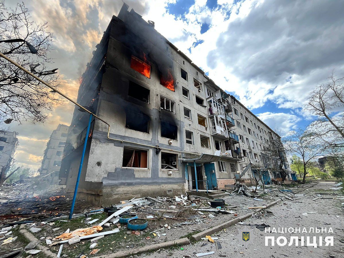 Руснаците продължават да унищожават градове и села в Донецка област: има убити и ранени