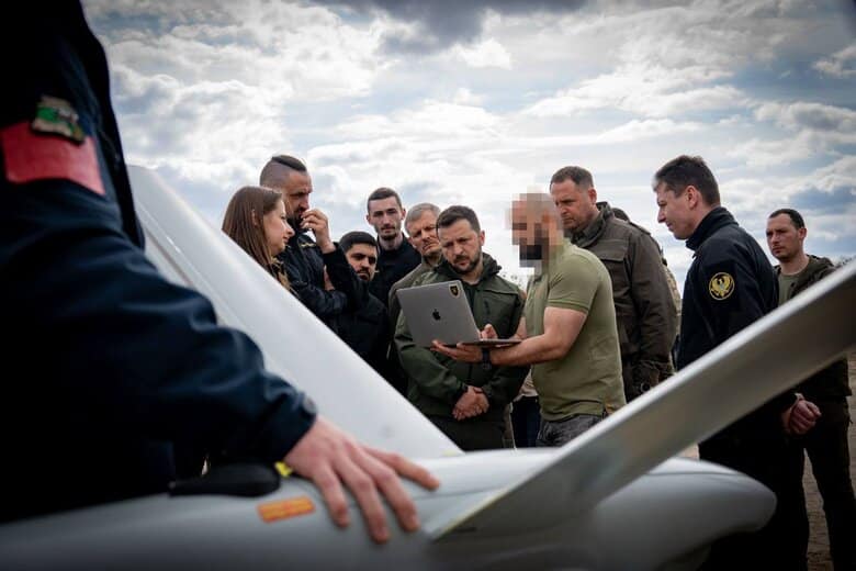 Нов модел украински дрон – аналог на “Ланцет” бе представен на Зеленски. 
