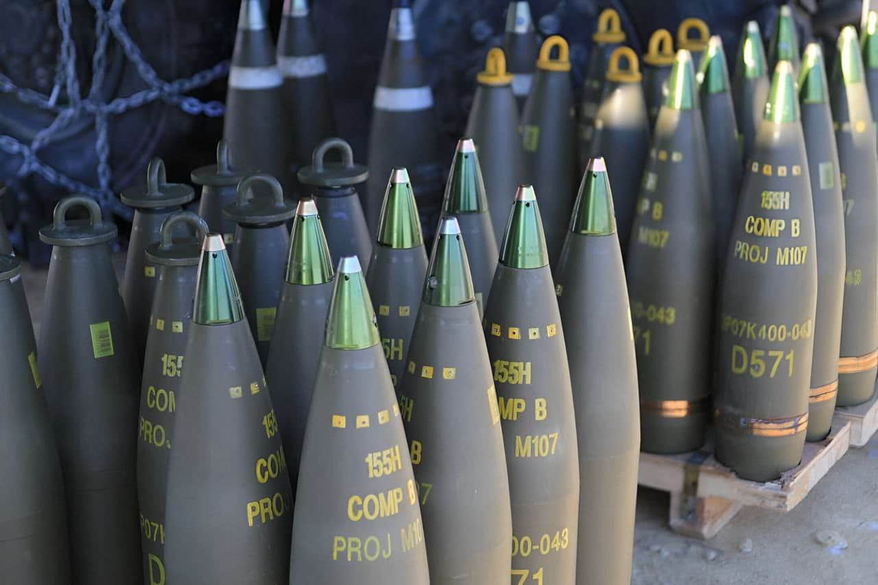 Чехия вече е сключила договори за доставка на 180 000 артилерийски боеприпаса за Украйна
