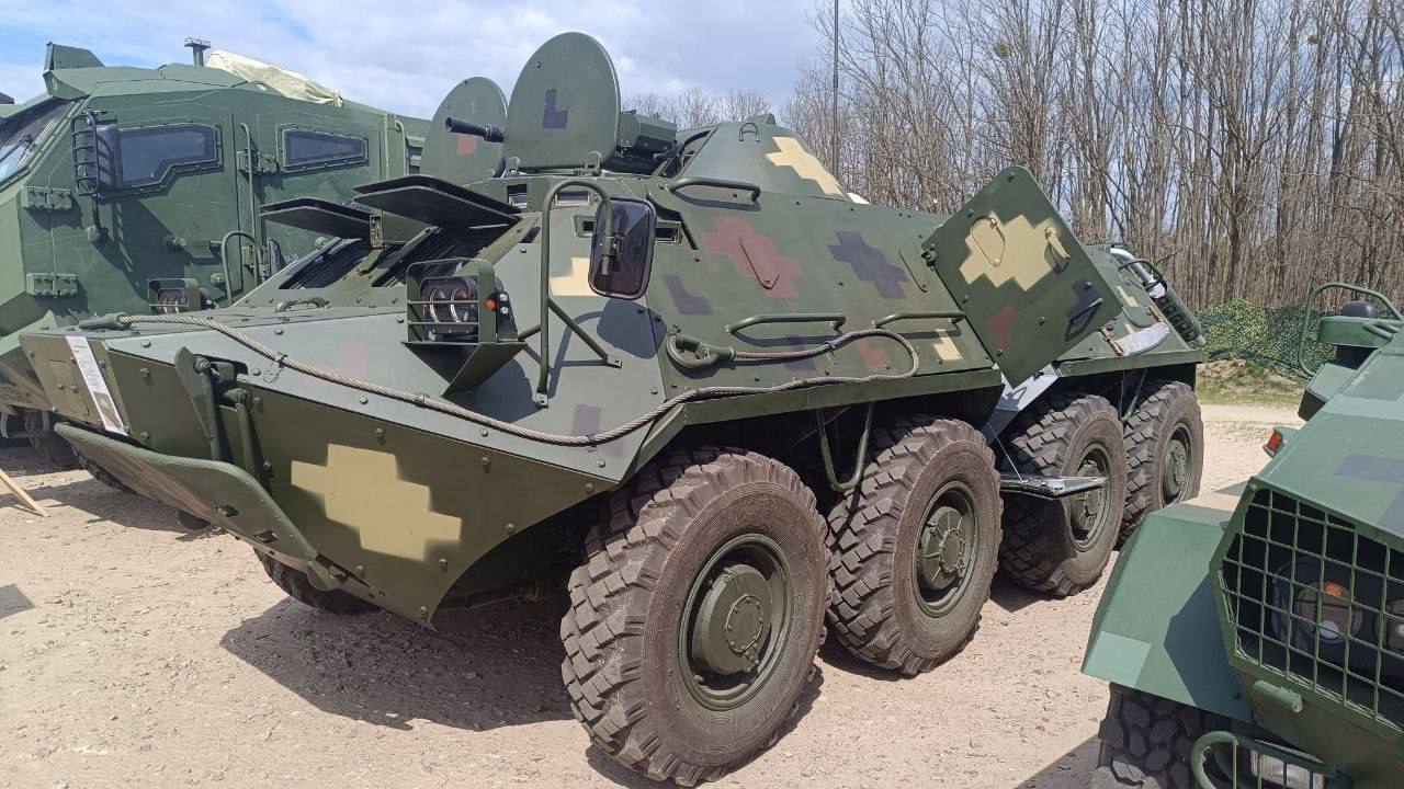 Как се модернизират българските БТР-60, предадени на Украйна? На снимката се виждат “преди” и “след” 