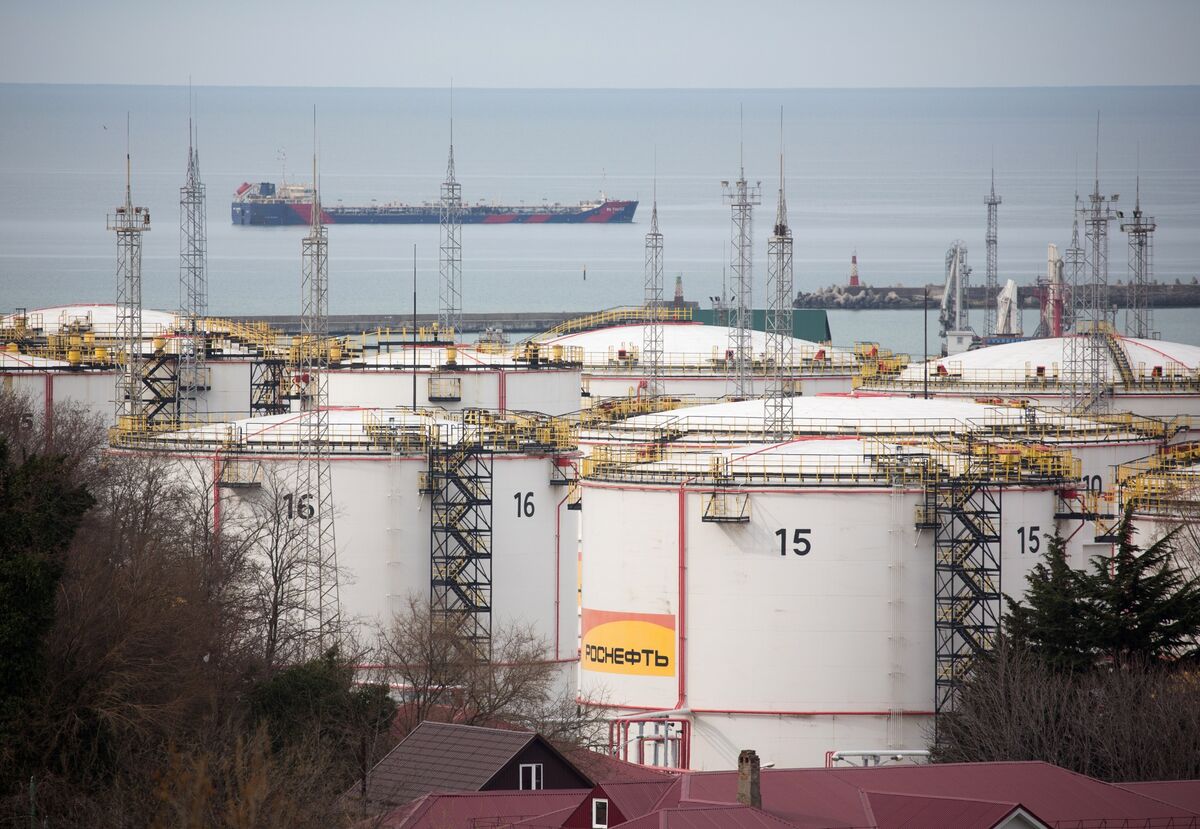 Руското нефтопреработване е близо до 11-месечното дъно, – Bloomberg.
