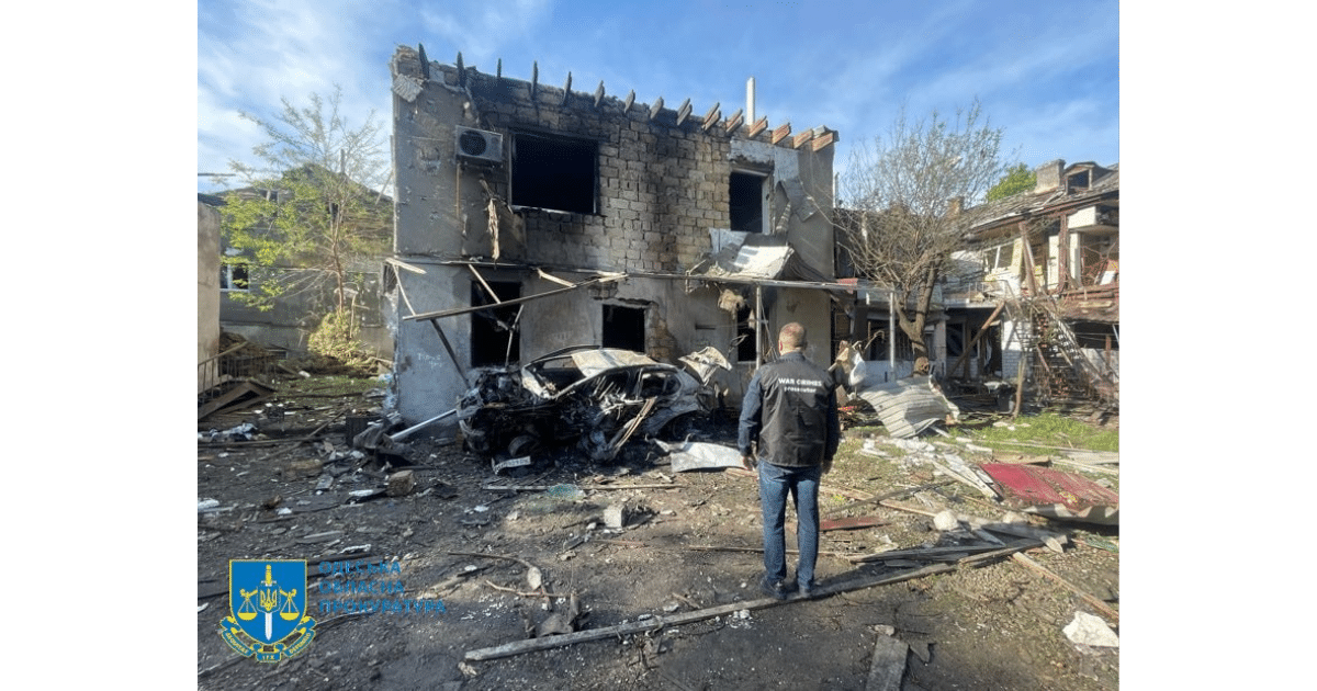 В резултат на вражеска атака са пострадали най-малко 14 апартамента в жилищния сектор на Одеса, съобщи кметът на града Генадий Труханов.