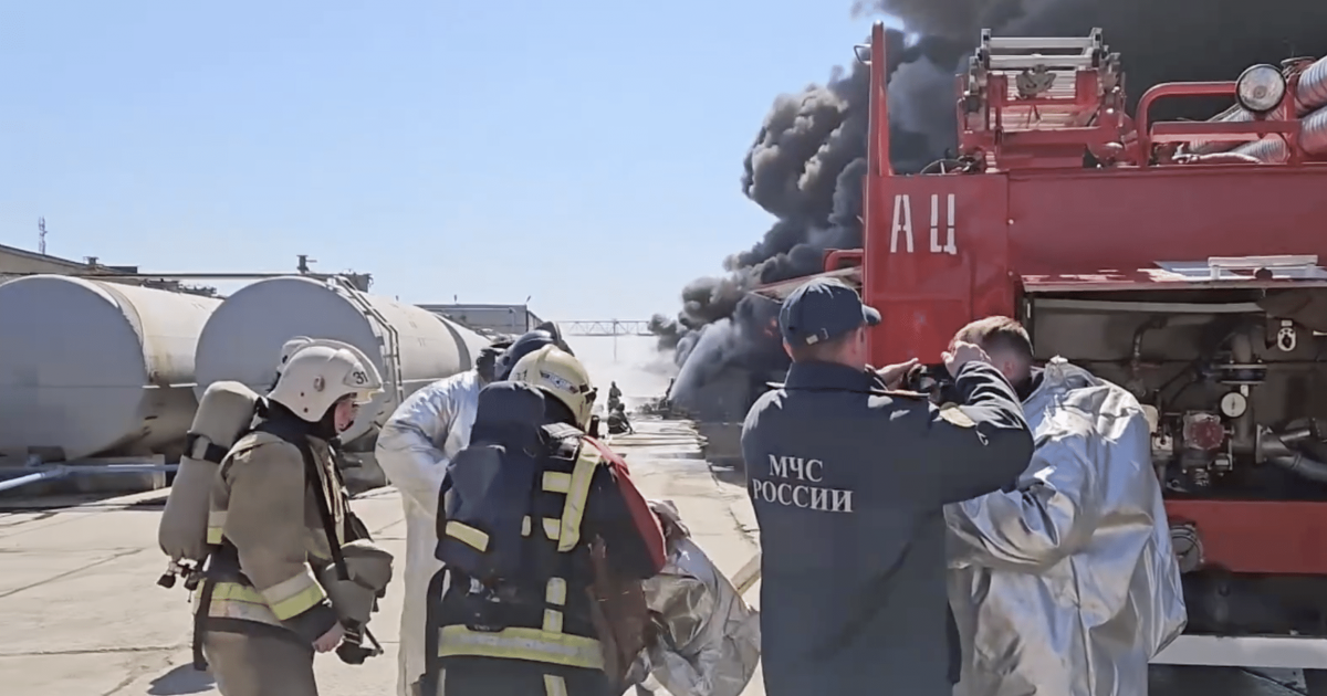 Мощен пожар в Русия: в Омск горят три цистерни с  нефтопродукти.