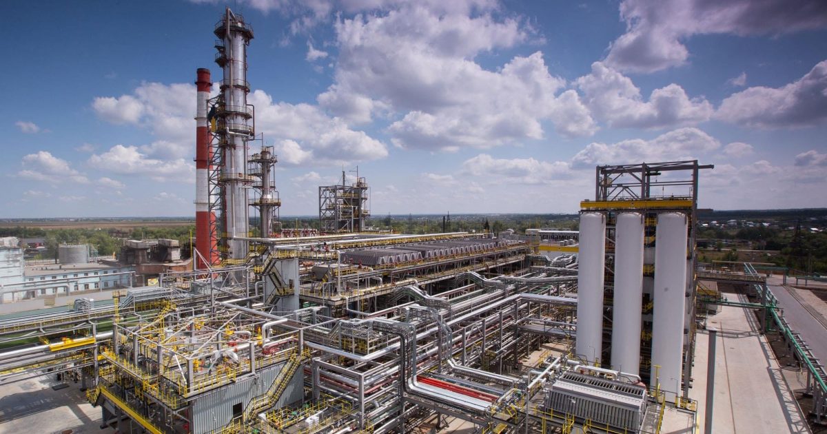 В Руската федерация работниците масово напускат нефтопреработвателните заводи след украинските атаки, — Newsweek.