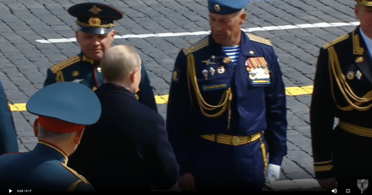 Командирите на ВДВ и Министерството на извънредните ситуации, които представяха Победата на парада, не поздравиха Путин по време на лична среща