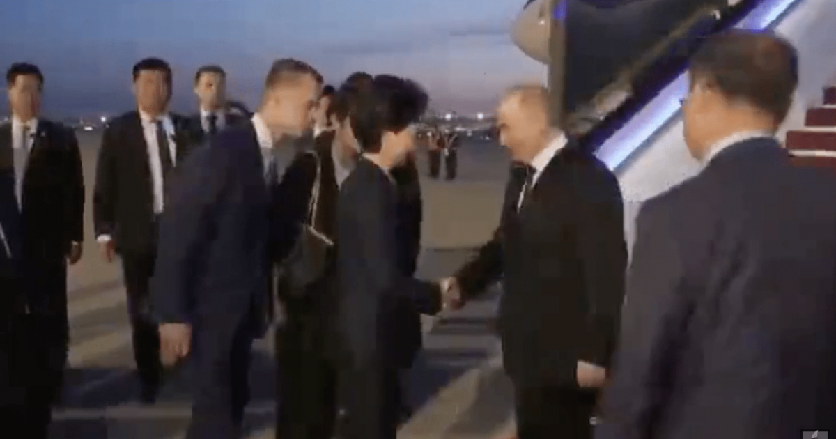Президентът Си не отиде да срещне Путин на рампата на самолета
