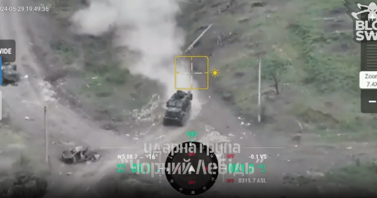 Украинският MaxxPro, въпреки проливния огън на руснаците, се втурва по пътищата на град Часов Яр с пълна скорост, изпълнявайки бойна мисия (видео)