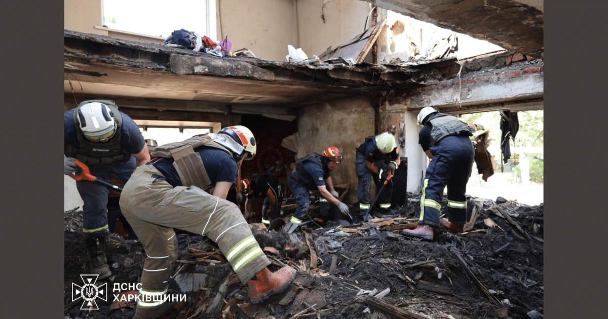 Удар по 5-етажна сграда в Харков: тялото на 9-ата жертва е открито между разрушената къща и гаража, съобщиха от регионалната прокуратура. 