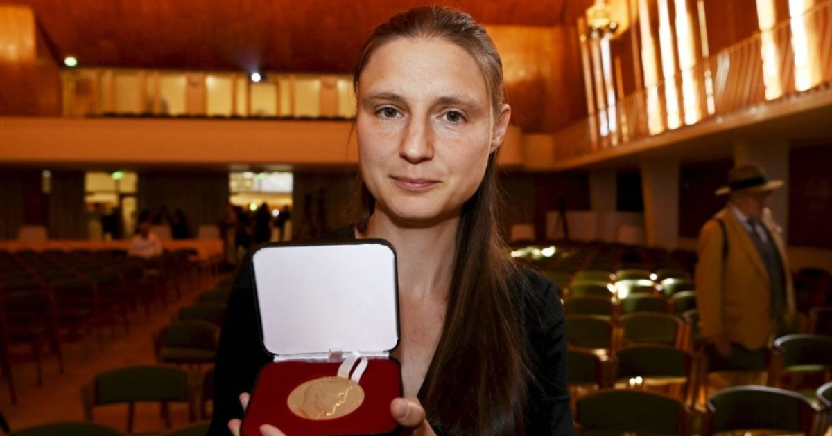 Има с кого да се гордеем! Преди две години Марина Вязовска от Киев реши математическата задача за опаковане на сфери в осеммерно пространство и получи Fields MEDAL, една от най-високите световни награди в областта на математиката.