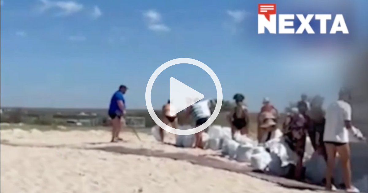 Кримчани сами строят укрепления от пясък по плажовете