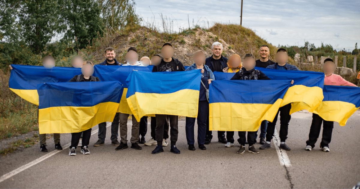 В Украйна чрез посредничеството на Катар бяха върнати девет деца и 20-годишен младеж с брат си, които руснаците отведоха в окупирания град Скадовск и в Русия, съобщи омбудсманът Лубинец.