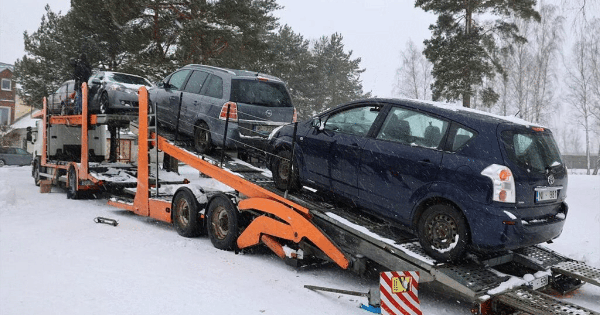 Латвия предаде на Украйна 612 автомобила, конфискувани от пияни шофьори