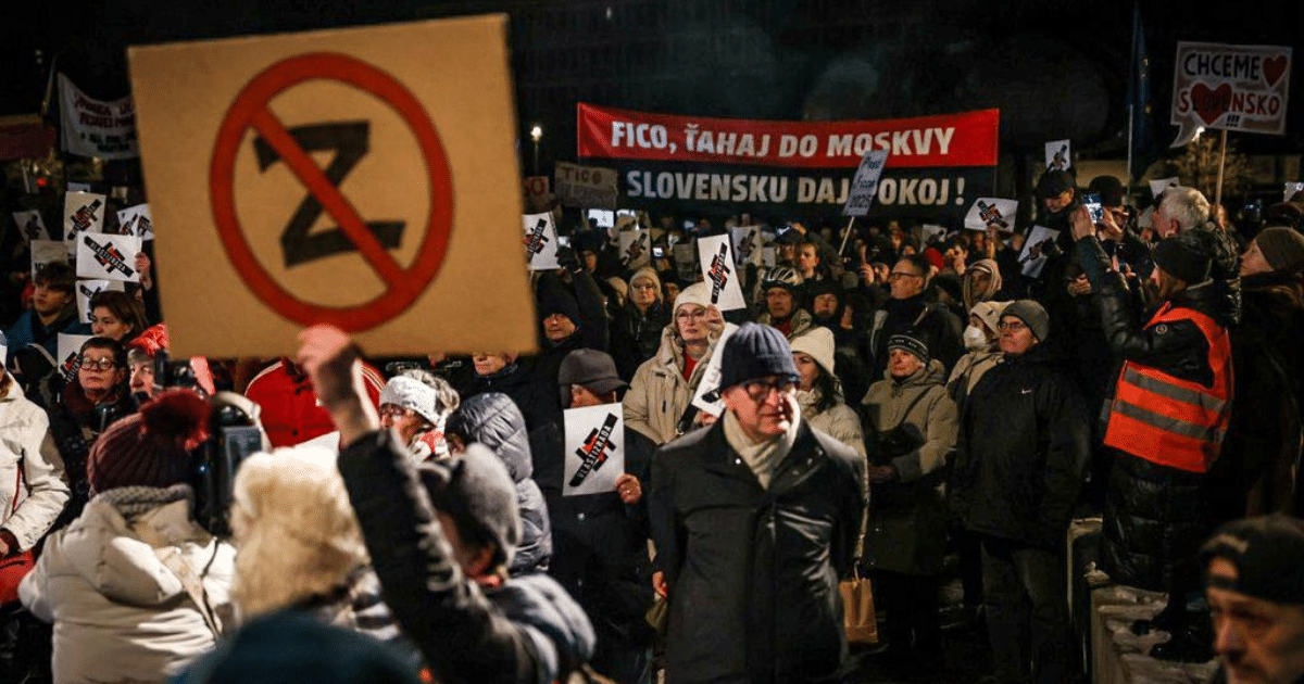 В столицата на Словакия, Братислава, хиляди хора излязоха на протест срещу проруската политика на премиера Роберт Фицо