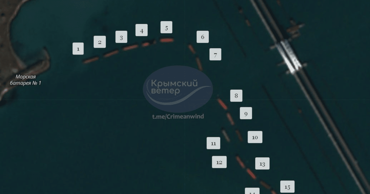 В северната част на Керченския мост от страната на Черно море са монтирани 17 баржи с бонови заграждения