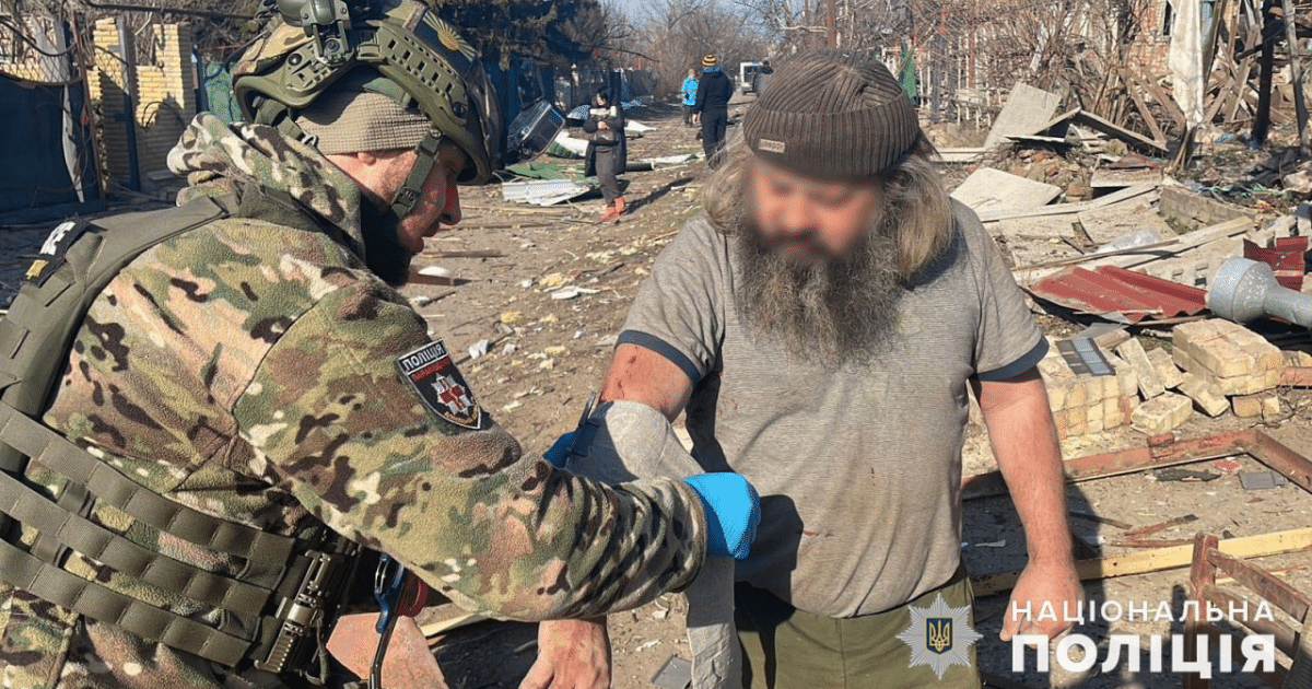 Руски войски нанесоха удари по Константиновка и околните райони с 14 авиационни бомби „ФАБ-250“, както и с дронове – ранени са 3 цивилни, съобщава полицията на Донецка област