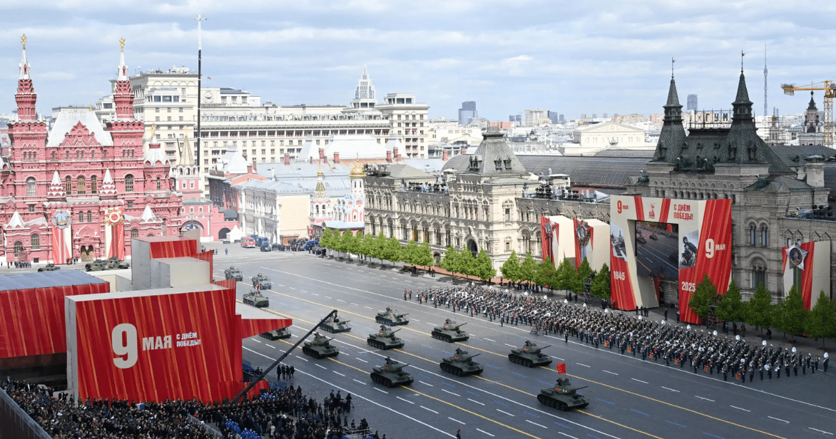 Парадът на 9 май в Москва подчерта пропастта между пропагандата и реалността на фронта