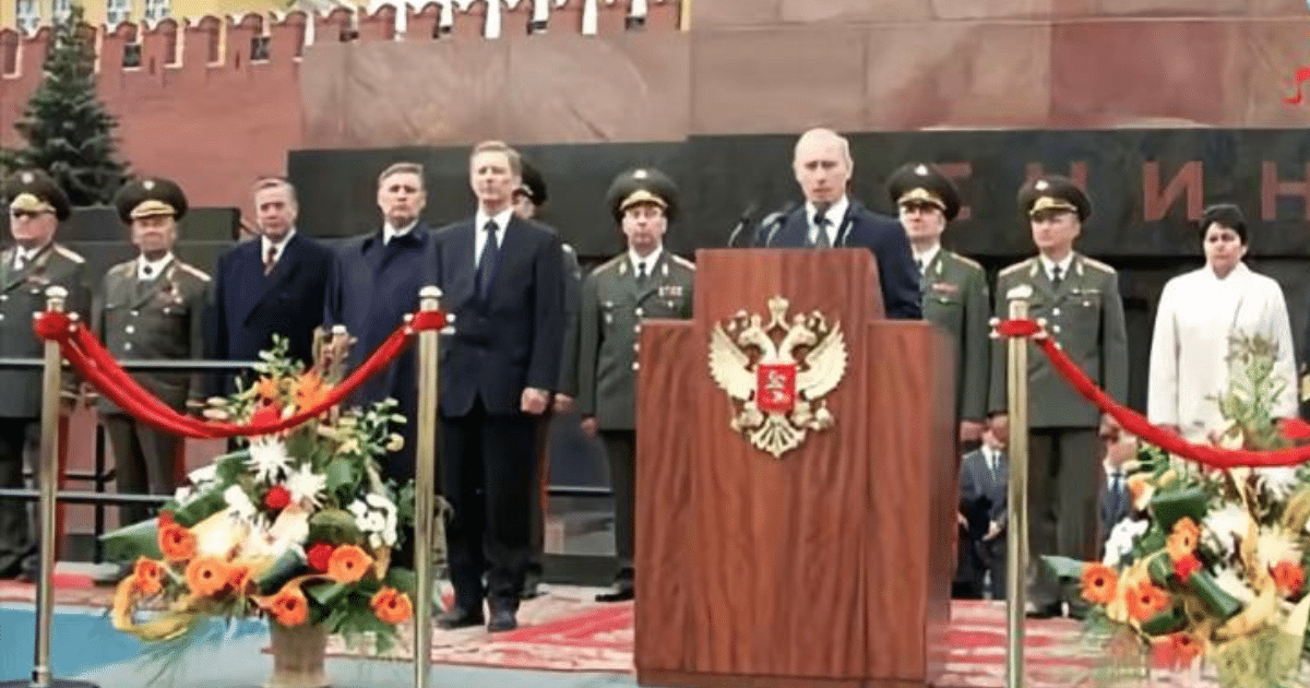 Русия празнува миналото с флаговете на предателите