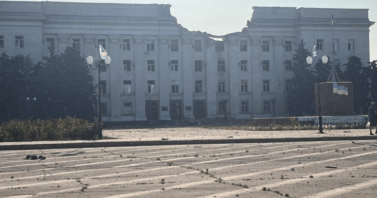 Управляема авиационна бомба удари сградата на Херсонската областна администрация, съобщават от ОВА
