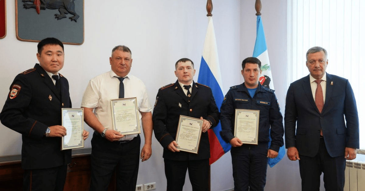 Полицаи в Иркутска област получиха награди за борба с дронове, водена от шофьори на камиони