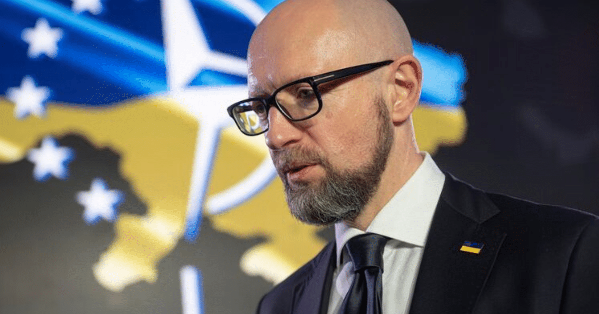 Арсений Яценюк изненадващо се появи на срещата на НАТО в Хага