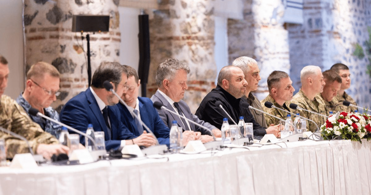 Украинската делегация, водена от министъра на отбраната Рустем Умеров, пристигна в Истанбул за преговори с Русия