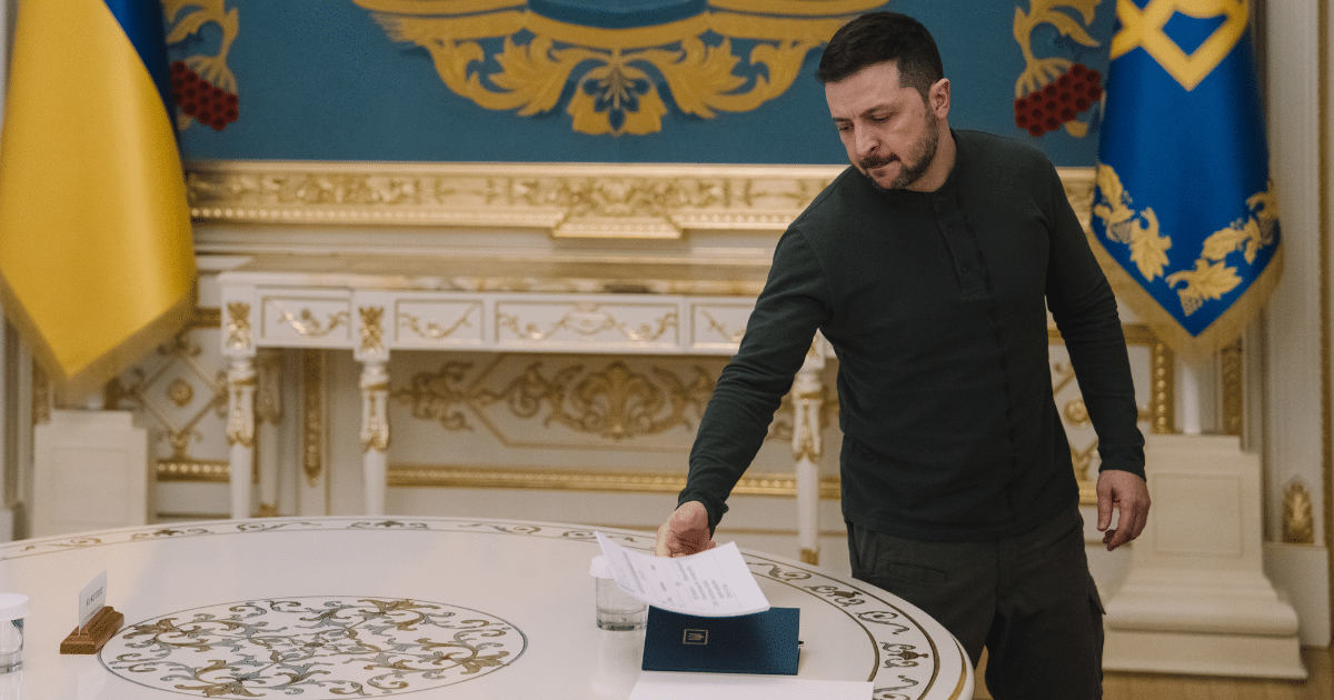 Зеленски подписа закони за множествено гражданство, специален трибунал срещу агресията на Русия и спиране на Оттавската конвенция