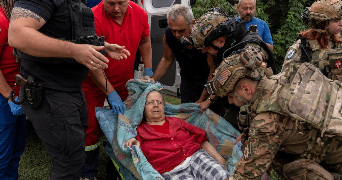 Руски глайд-бомби уцелиха село в източна Украйна, убивайки най-малко 21 души, повечето пенсионери