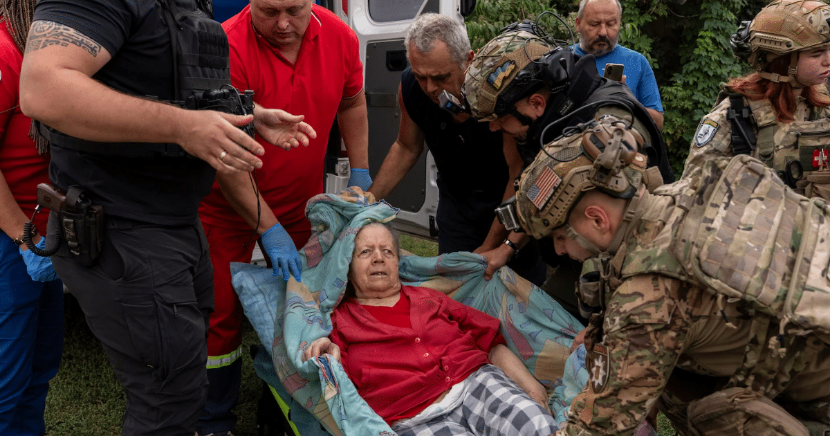 Русия нанесе въздушен удар по село в Източна Украйна, уби 24 цивилни – повечето пенсионери