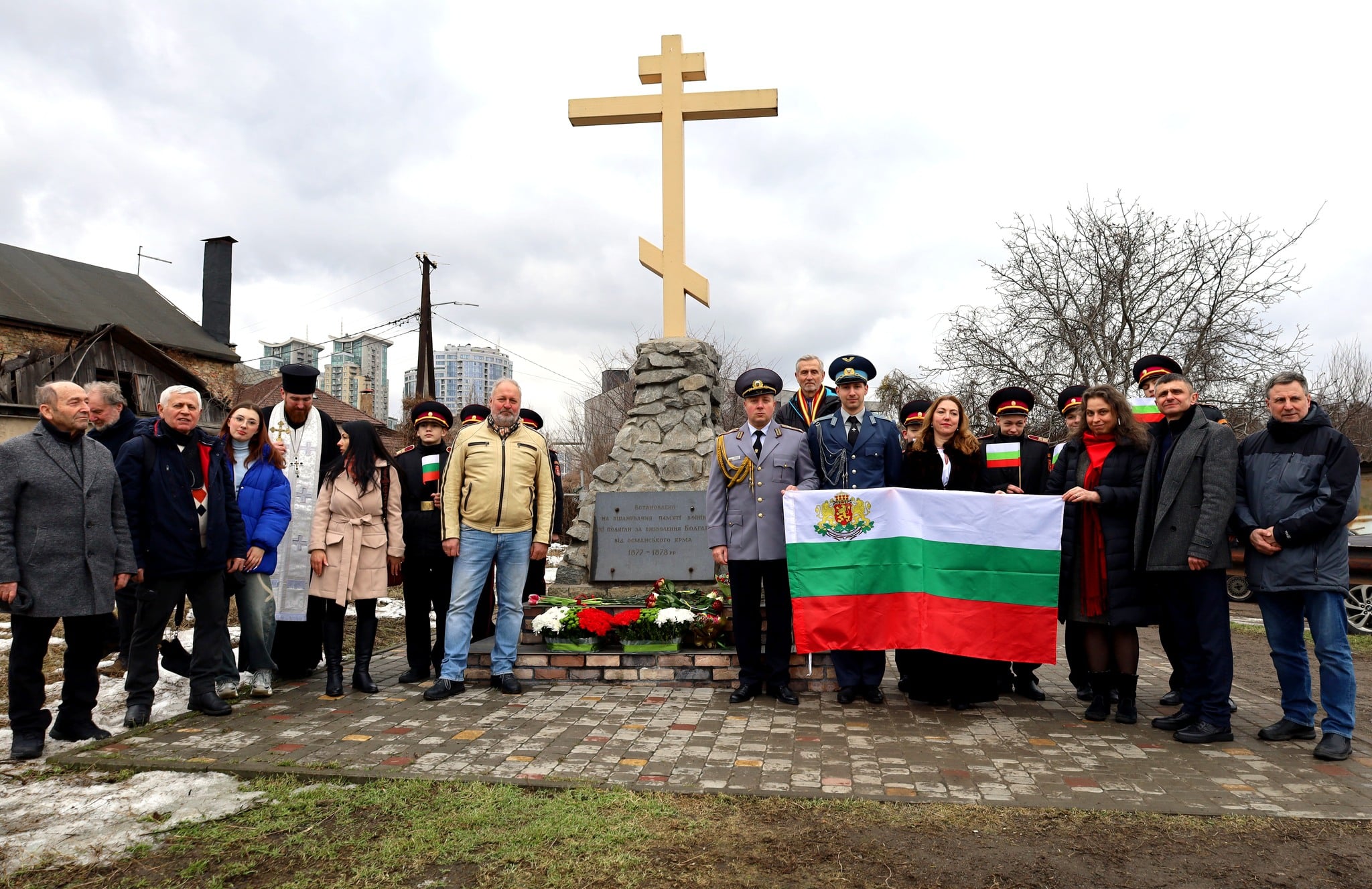 Полагане на цветя пред Паметника на загиналите за свободата на България в гр. Кийв